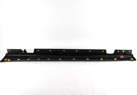 Moldura lateral derecha imprimada OEM 51777164796 para BMW E90 y E91. Pieza original BMW. Ideal para reemplazo en caso de daño o desgaste en el faldón lateral.