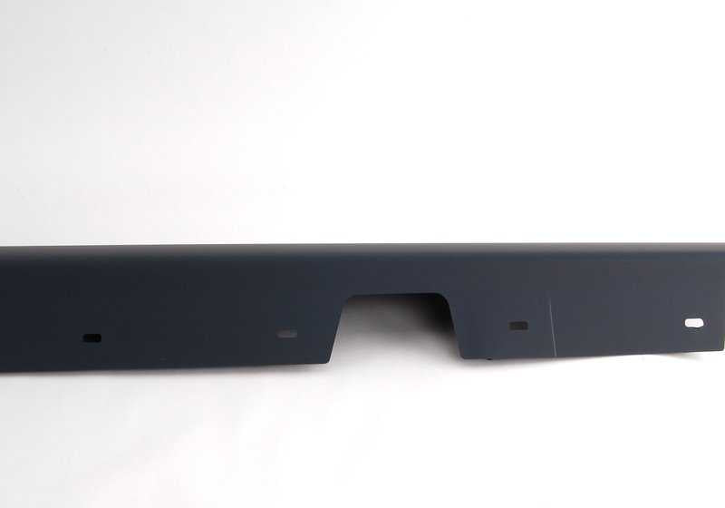 Moldagem do lado direito OEM 51777164796 para BMW E90 e E91. Peça original da BMW. Ideal para substituição em caso de dano ou desgaste na saia lateral.