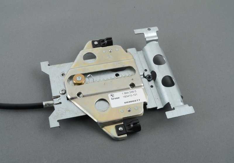 Soporte guía reposacabezas OEM 52101964246 para BMW E34 y E32. Pieza original BMW. Ideal para reparar o sustituir el sistema de soporte del reposacabezas en asientos eléctricos delanteros.