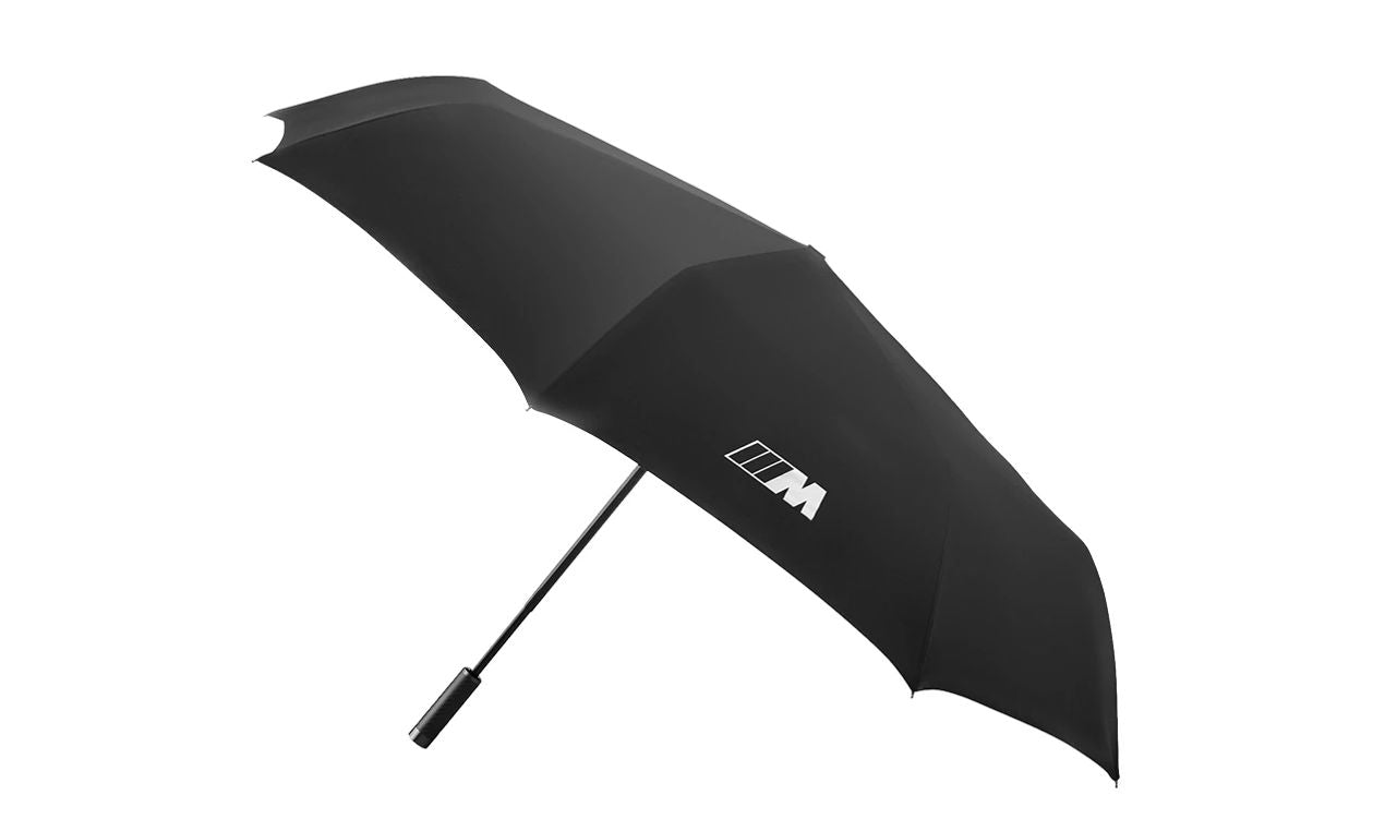 Paraguas plegable BMW M con logo blanco central OEM 80235B5F622. Diseño deportivo, apertura automática y mango efecto carbono. Accesorio original BMW, compatible con todos los modelos BMW.