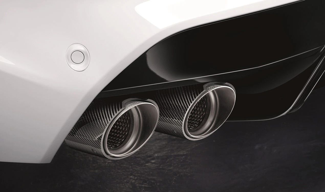 Colas de escape M Performance en titanio y carbono OEM 18302464501 para BMW X5 F95, F95N y X6 F96, F96N. Mejora el aspecto deportivo del vehículo. Original BMW.