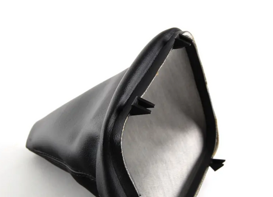 Recubrimiento palanca de mando OEM 25111221306 para BMW 3' E30 (1985-1994) con transmisión manual. Color negro. Original BMW.