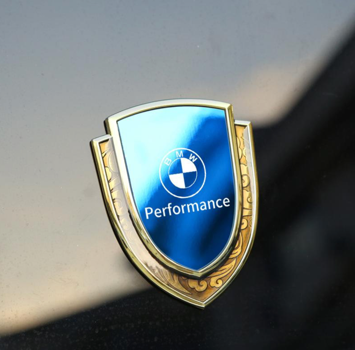 Emblema Decorativo BMW Performance tipo Escudo – Estilo Elegante y Carácter Deportivo