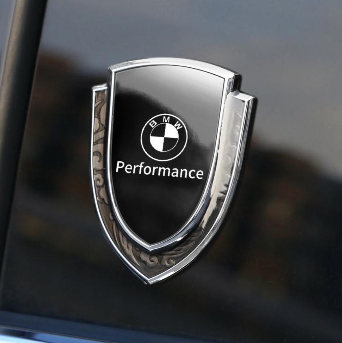 Emblema Decorativo BMW Performance tipo Escudo – Estilo Elegante y Carácter Deportivo