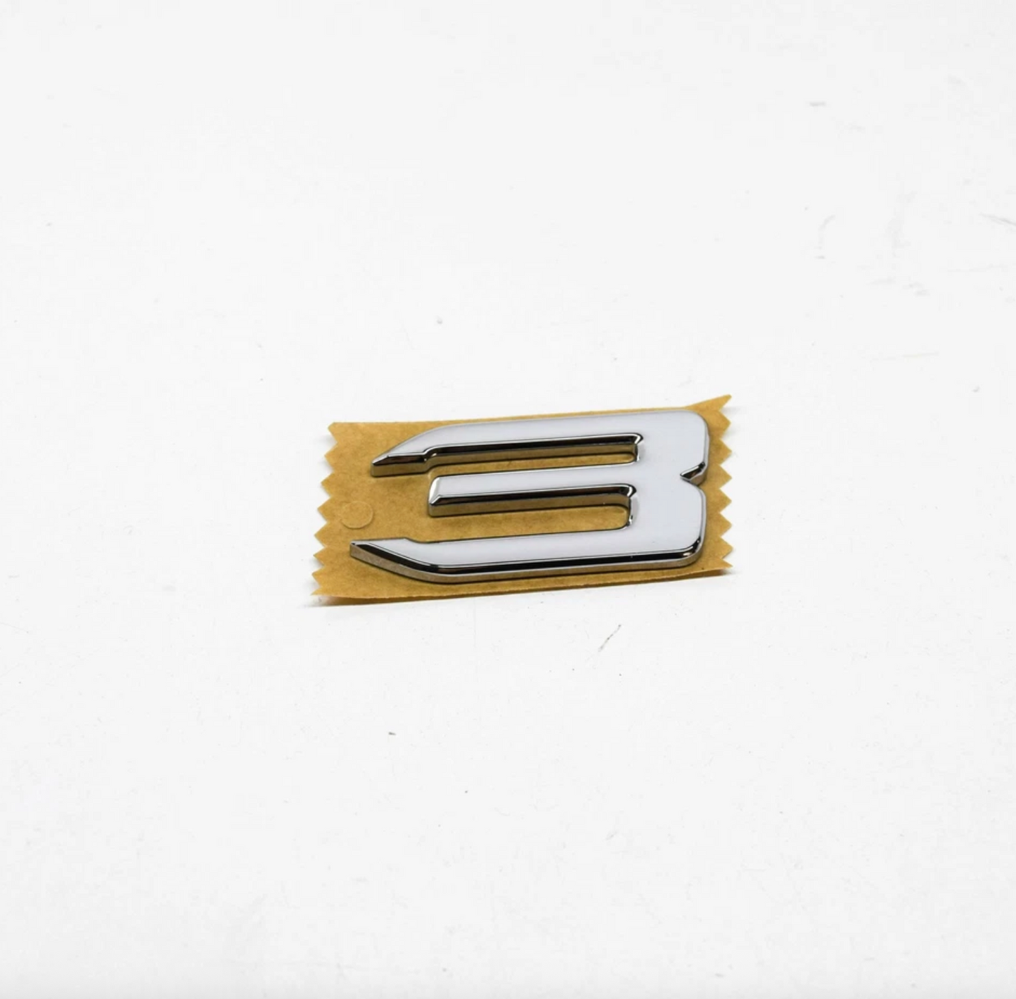 Emblem collé arrière pour BMW (OEM 51148399310). BMW d'origine