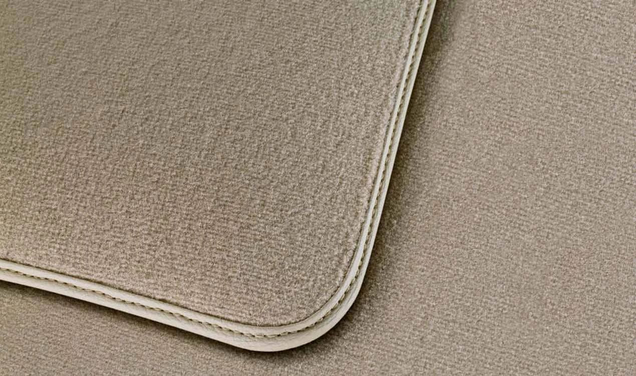 Alfombrillas de velours OEM 51477439858 para BMW X5 F15 y X5M F85. Juego completo delantero y trasero en color beige Canberra. Original BMW.