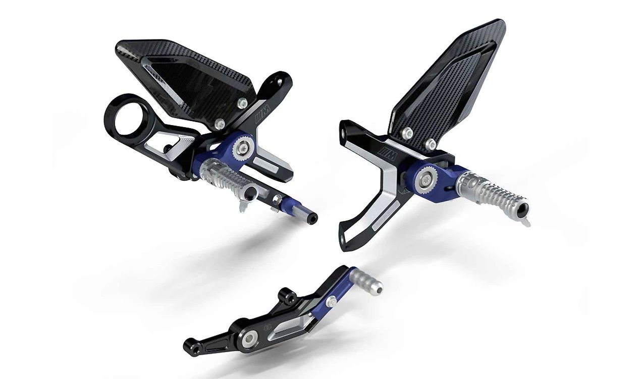 Juego de reposapiés izquierdo OEM 77257924073 para motos BMW M1000 RR (K66). Original BMW Motorrad.