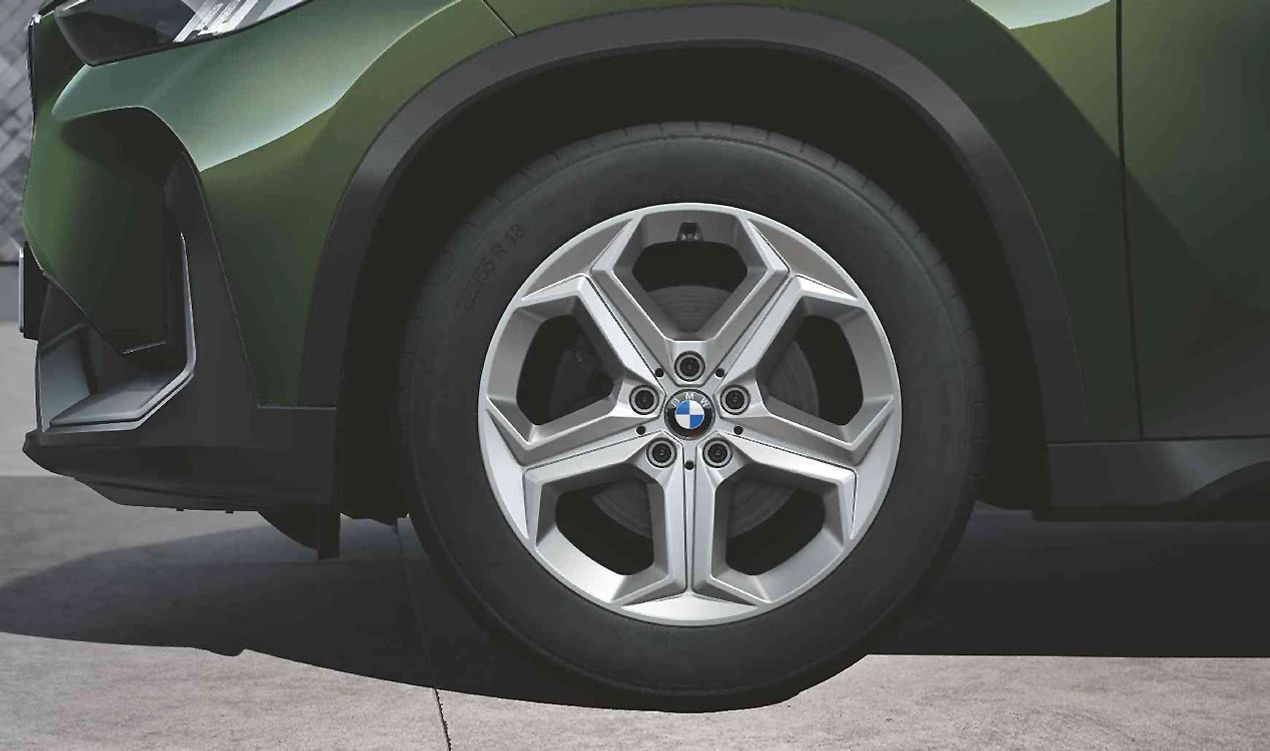 Llanta de aleación diseño estrella 865 OEM 36116898039 para BMW X1 (U11, U12) y X2 (U10). Medida 7,5x18 ET50 en color plata refinado. Original BMW.