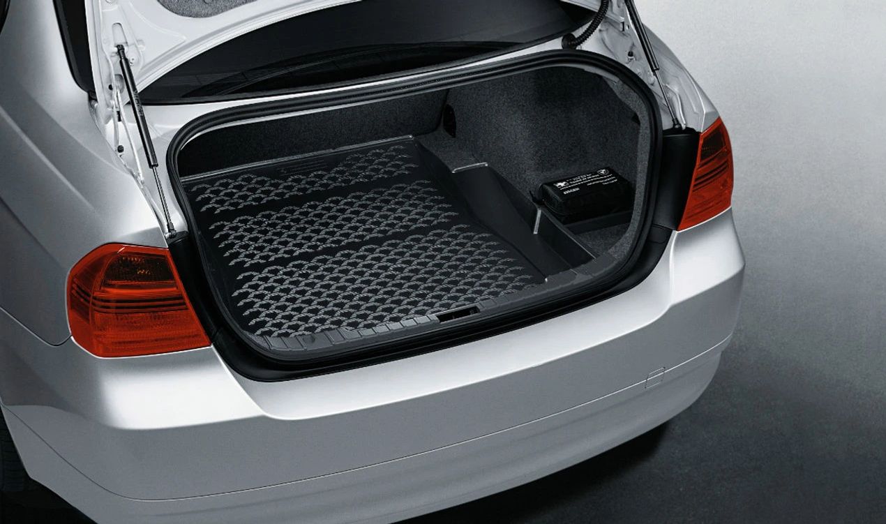 OEM 51470397600 Protecteur de tronc pour BMW E90, E90N, E92, E92N. Non-glissade, résistante à l'eau et huiles. BMW d'origine.