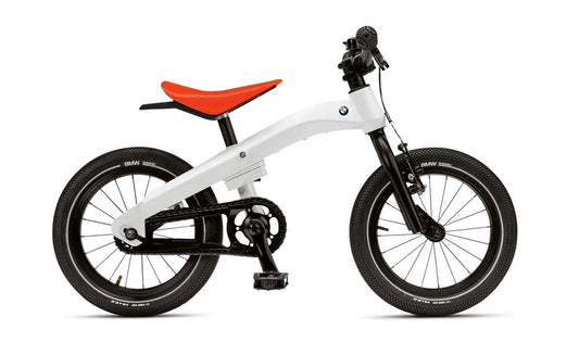 Bicicleta infantil BMW Kidsbike blanca/naranja OEM 80915B319B9 para BMW. Funciona como bicicleta y correpasillos, ideal para niños de 3 a 6 años. Asiento ergonómico y protección de cadena. Original BMW.