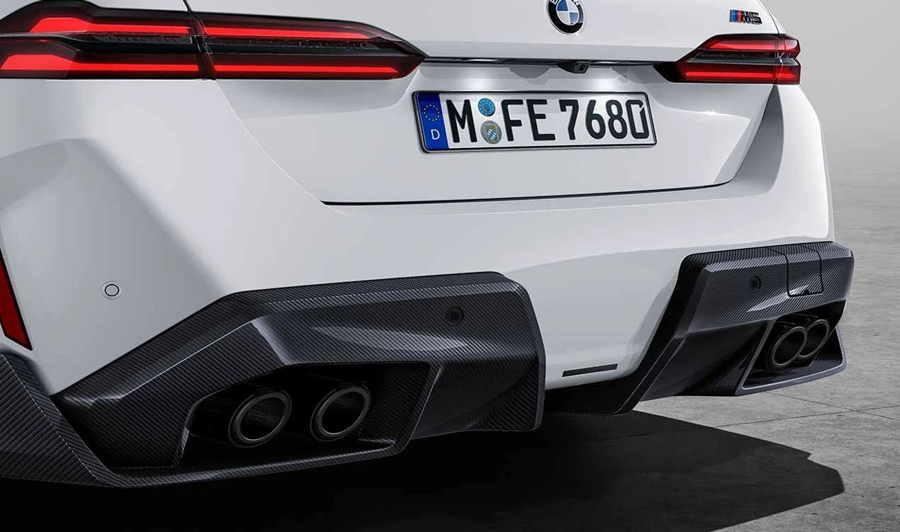 Embellecedor de salida de escape M Performance Carbon/Titanio OEM 18305B35D87 para BMW G90. Mejora estética y deportiva con logo M5 grabado. Original BMW.