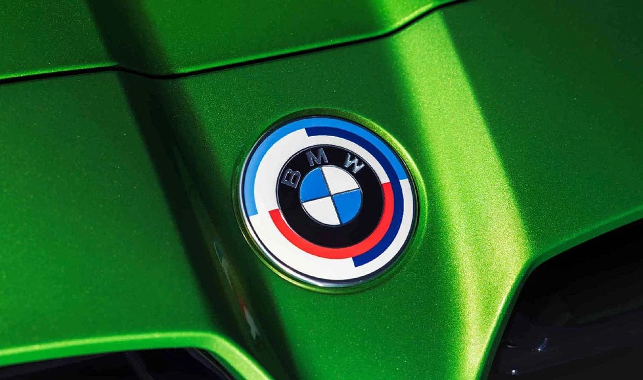 Emblema 50 Jahre M OEM 51148087189 para BMW F39, G02, F98. Original BMW.