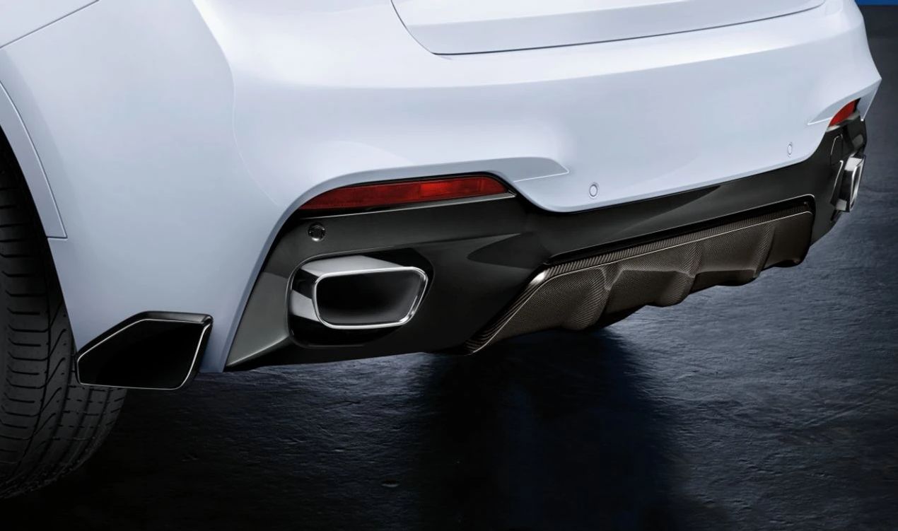 Difusor trasero M Performance de carbono OEM 51192339222 para BMW F15, F85, F16, F86. Aporta un diseño deportivo y agresivo, compatible con enganche de remolque. Original BMW.