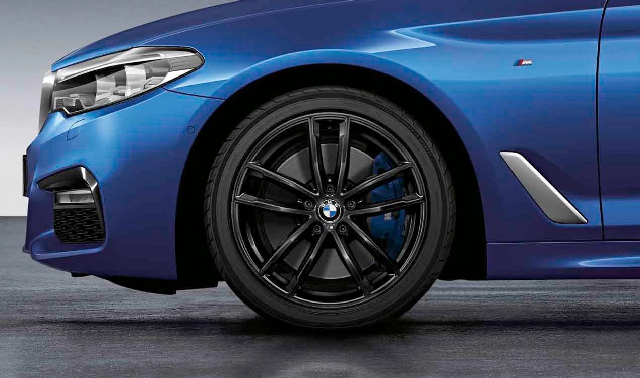 Original BMW M Pneu Double Radio 662 Black Gloss 8x18 ET30 OEM 36108093915 Para BMW G30, G30N, G31, G31N. Ideal para trocar ou renovar pneus. BMW original.