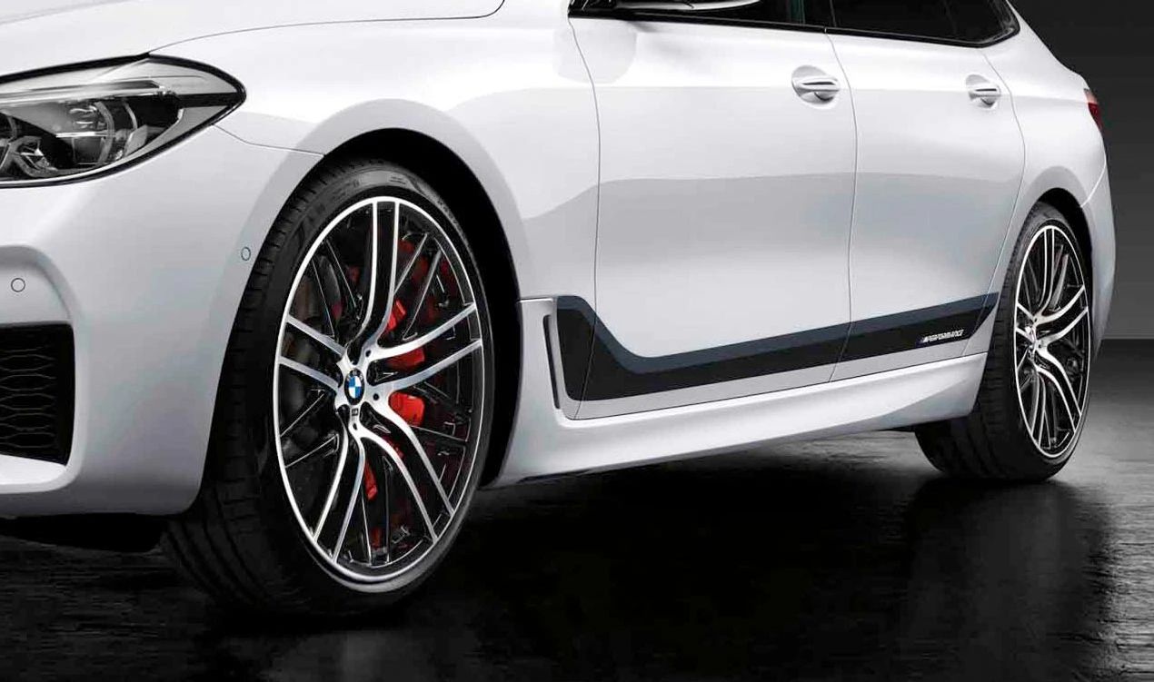 Vinilos laterales M Performance Frozen Black OEM 51142447018 para BMW G32 (620d, 630d) tracción trasera y xDrive (2017-2024). Decoración original con inscripción M Performance. Original BMW.