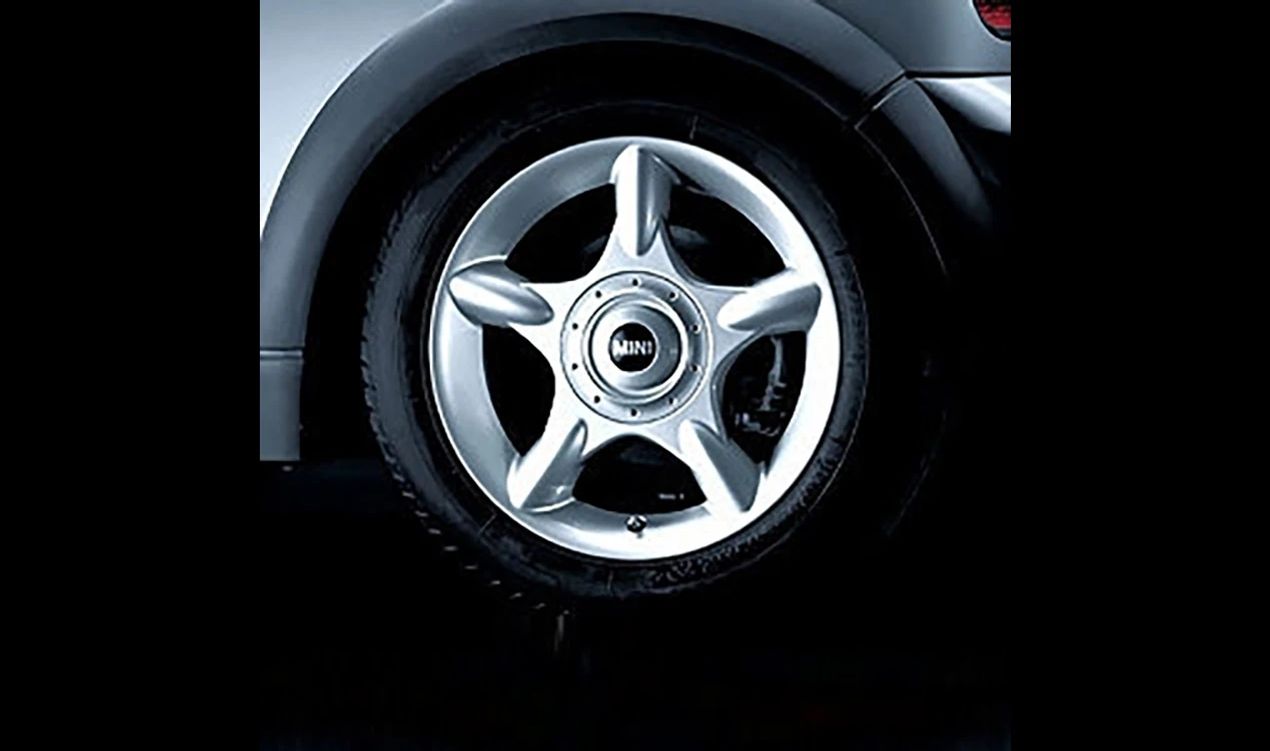 Llanta de aleación 16" 5 radios estrella OEM 36111512348 para MINI R50, R52, R53. Válida para modelos One, Cooper y Cooper S. Acabado en plata. Original MINI.