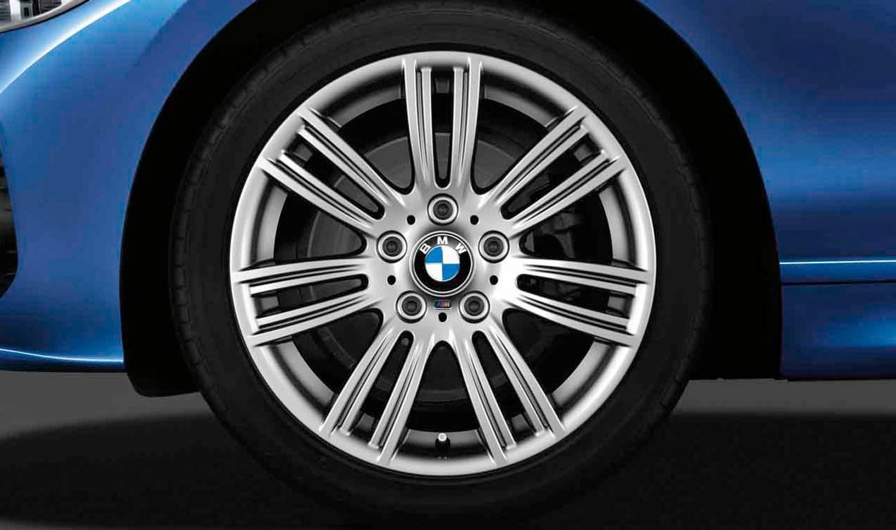 Original Alloy Tire BMW M Star Design 383 17 "OEM 36117845851 für BMW F20, F21, F22, F23. Dekorative Silberfarbe, kompatibel mit mehreren BMW -Modellen. Original BMW.
