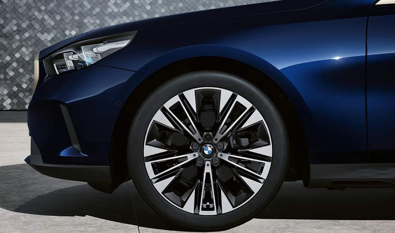 Inserto 2 per cerchio in alluminio Ruota Aerodinamica 937 OEM 36135A32506 per BMW Serie 5 G60, G68, G61. BMW originale.