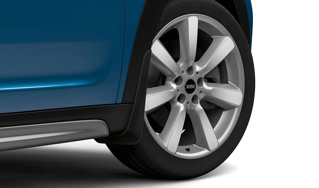 Juego de guardabarros delanteros negros (2 uds) OEM 82162410137 para MINI Countryman F60 y F60 LCI (Cooper tracción delantera)... y más. Original MINI.