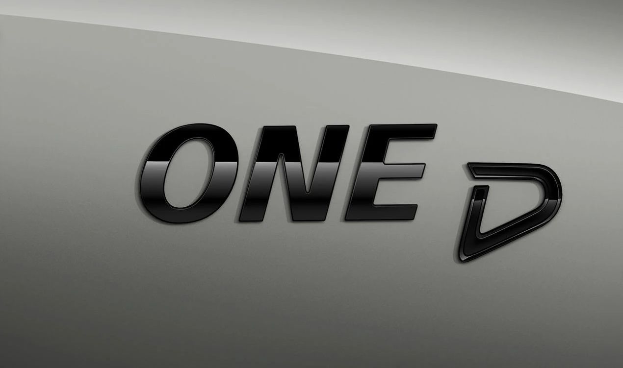 Rotulación "ONE D" Piano Black OEM 51142465247 para MINI F54, F56, R56, F55, Clubman, Cabrio, Countryman... y más. Original MINI.