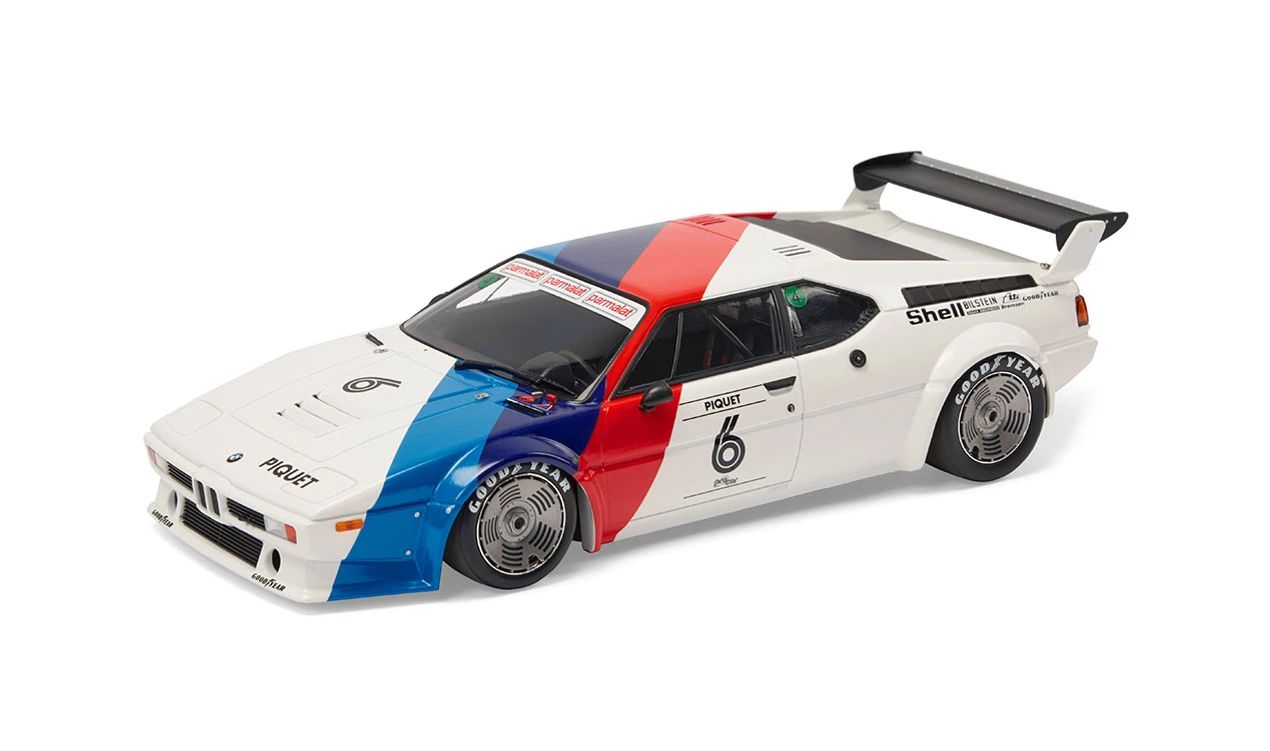 Miniatura de coche BMW M1 Procar a escala 1:18 OEM 80435B5D024 para BMW. Modelo de colección en color blanco con detalles de competición, piezas móviles y neumáticos de goma. Original BMW.
