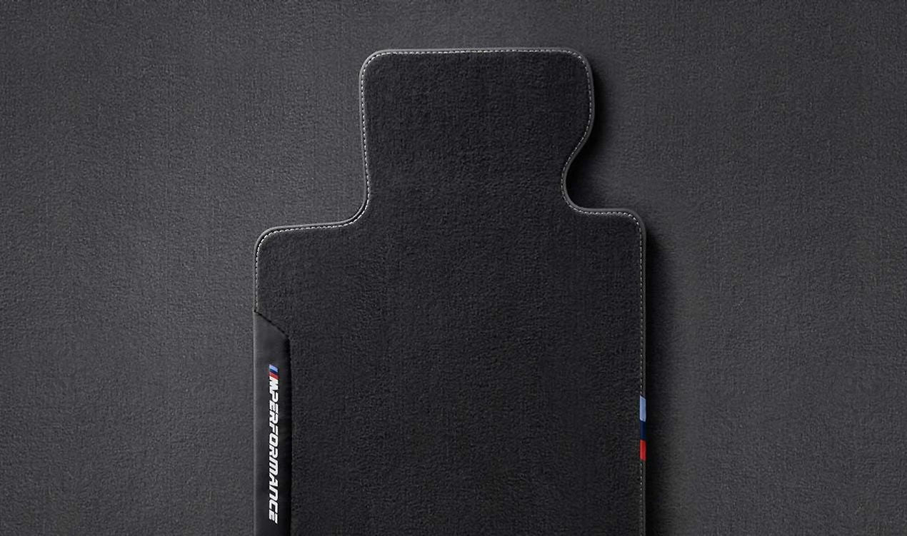 Alfombrillas M Performance OEM 51472465744 para BMW G30, G30N, G31, G31N, F90. Juego completo de alfombrillas originales BMW, diseño deportivo con logotipo M Performance, ajuste perfecto y materiales de alta calidad.