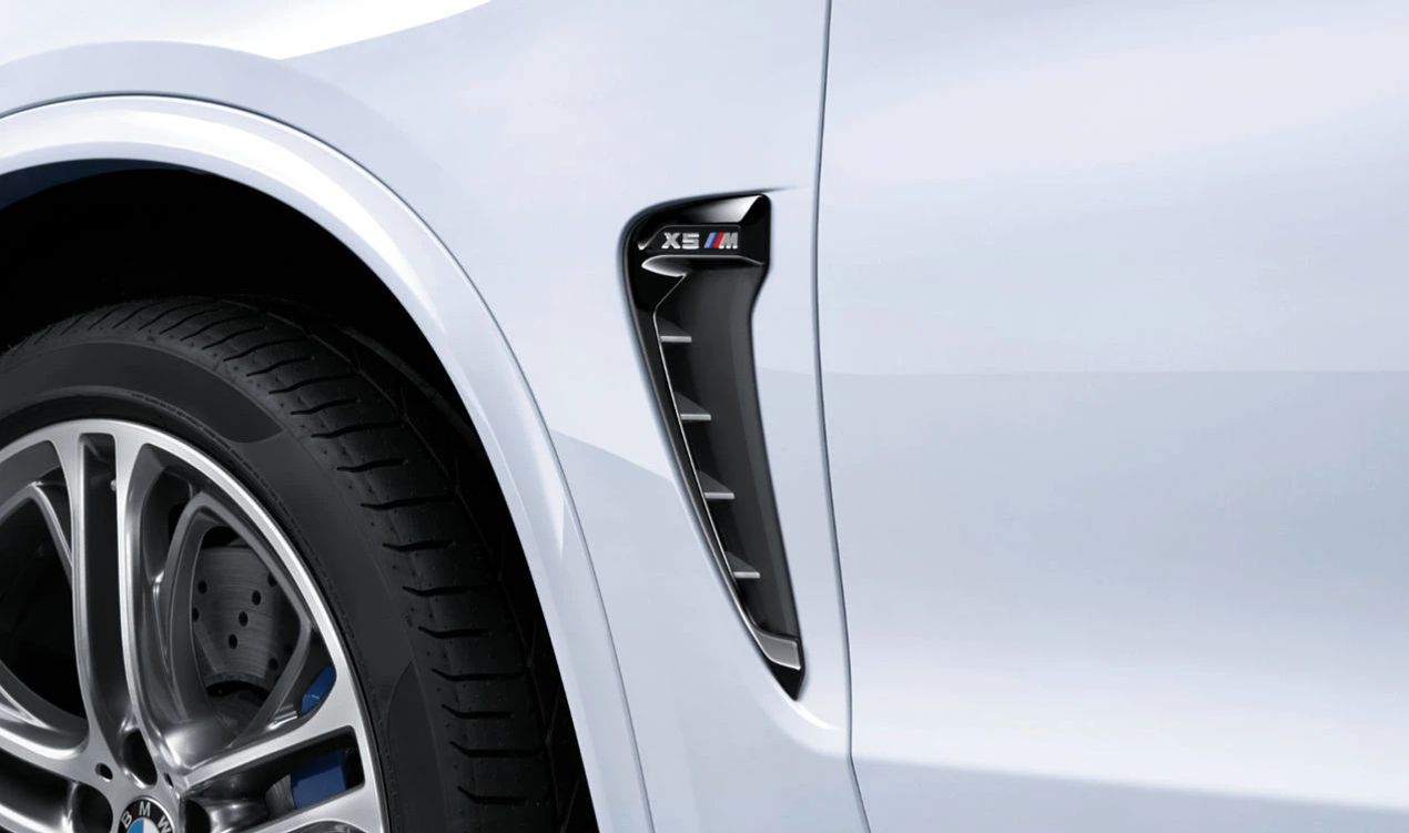 Tapa embellecedora M Performance entrada de aire aleta derecha OEM 51712354930 para BMW X5 F85. Original BMW.