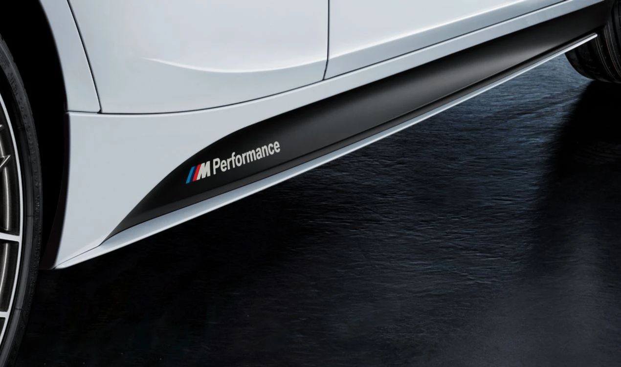 Vinilos laterales M Performance negro mate OEM 51192220967 para BMW F20. Solo compatibles con paquete aerodinámico M (SA715) o paquete deportivo M (PA337). Original BMW.