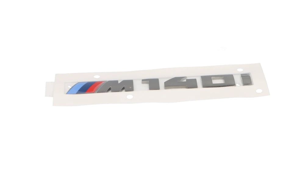 Emblema posteriore adesivo OEM 51148067077 per BMW F20 e F21 (M140i, incluso XDrive). BMW originale.
