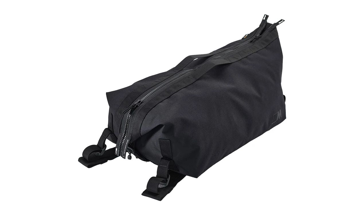 Bolsa de viaje BMW M de 30L, impermeable y resistente, ideal para portátil y documentos. Material reciclado. OEM 80225B38DA3. Para todos los modelos BMW. Original BMW.