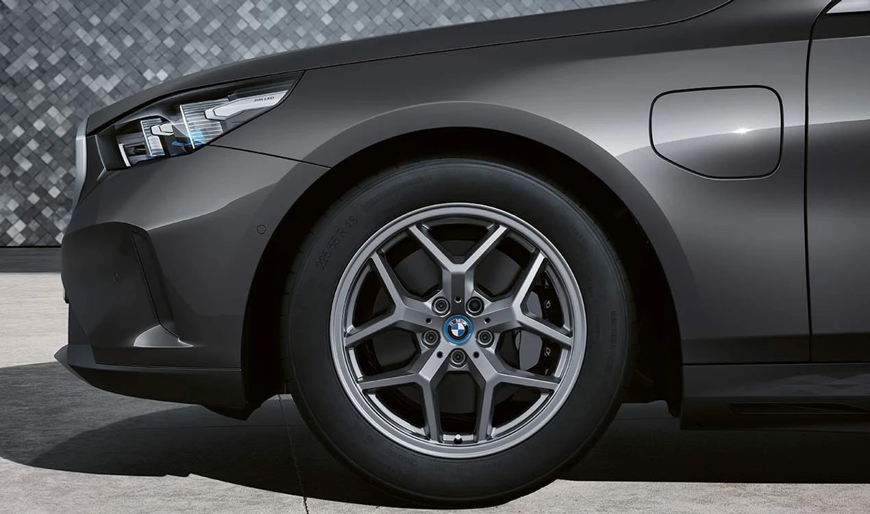 Llantas de aleación 18" Aerodinámicas 932 lightning grey OEM 36115A324D5 para BMW G60, G61, G68. Original BMW.