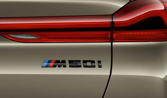 Heckemblem M50i Black Gloss OEM 51142472842 für BMW G06 (x6). Original BMW.