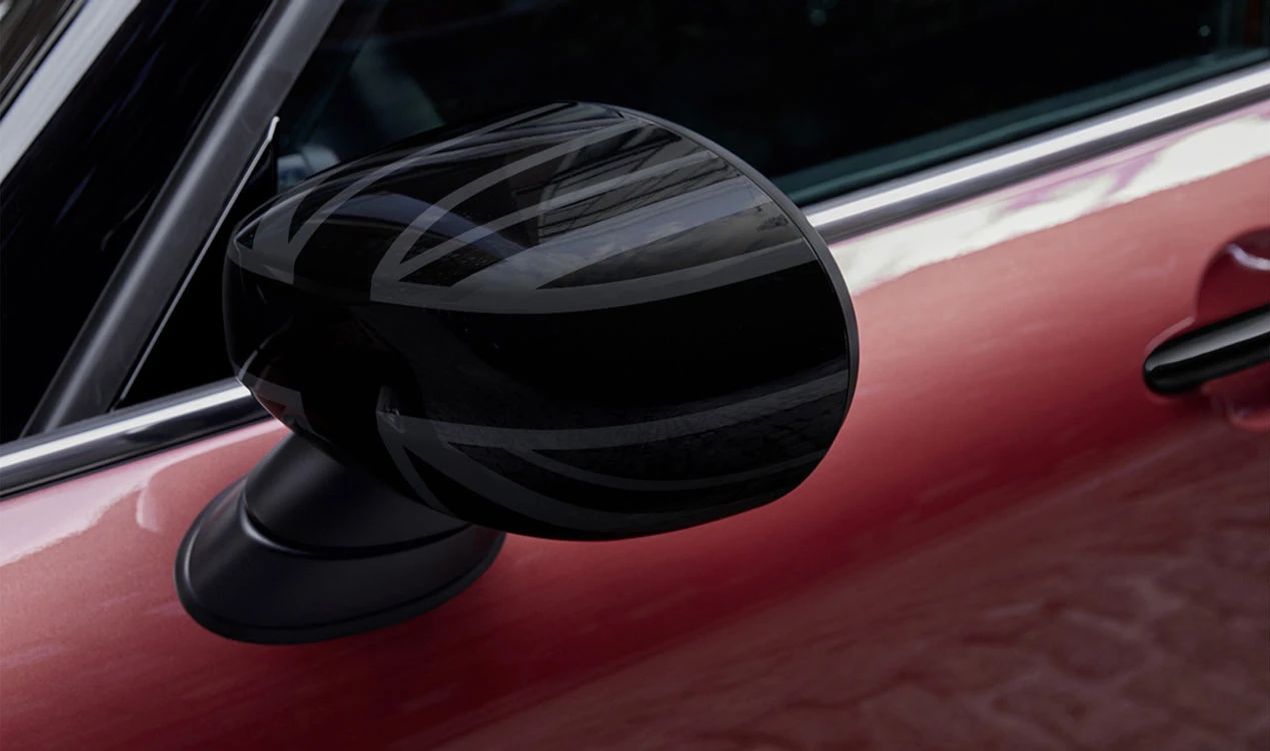 Carcasa espejo retrovisor exterior Night Jack OEM 51162465793 para MINI F54, F55, F56, F57, F60. Repuesto original MINI, fácil de instalar, alta resistencia y diseño exclusivo. Apta para lavados automáticos.
