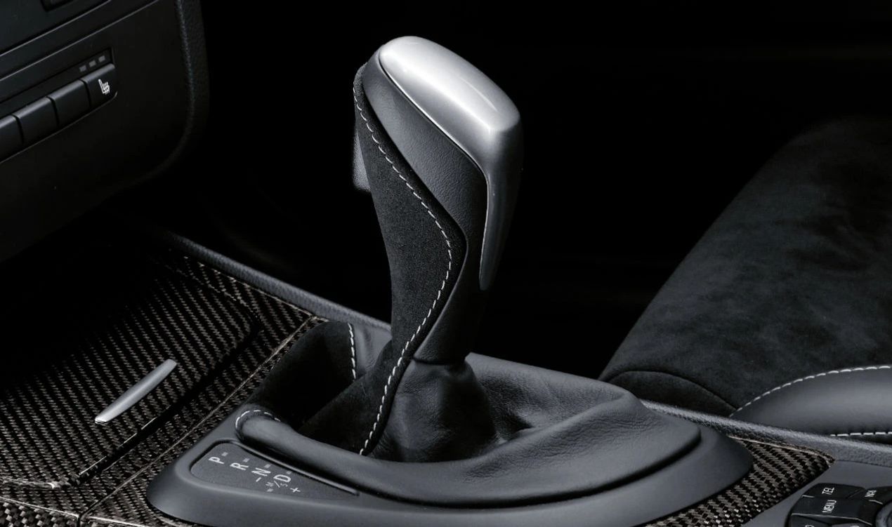 Pomo de cambio automático BMW Performance en Alcantara y cuero OEM 25162155637 para BMW E46 {316i, 316Ci} todos los modelos compatibles. Original BMW.