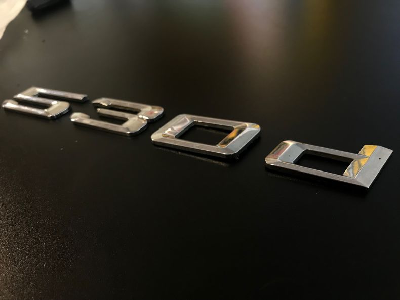 Logo insignia letras 530d OEM 51147039787 para BMW E60, E61. Original BMW.