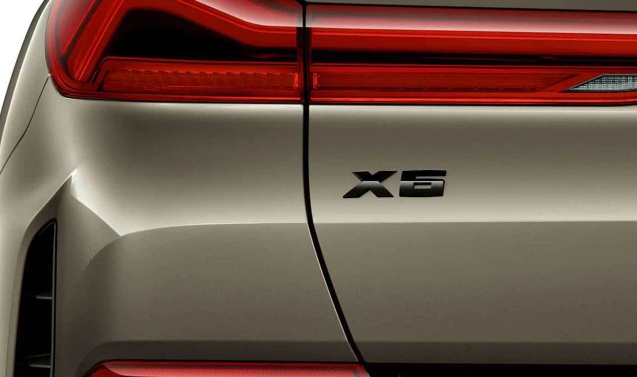 Emblema "X6" negro brillante OEM 51142472840 para BMW G06 (X6 xDrive30d, 40d, 30i, 40i, M60i xDrive). Original BMW. Ideal para personalizar tu X6 con un look deportivo y elegante.