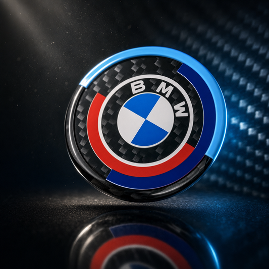 Detalle del emblema BMW 50 Aniversario en fibra de carbono con los colores M