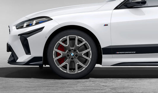 Style complet des pneus d'hiver et OEM 10026529b 18 ”pour BMW F70. Avec Goodyear Ultra Gip Performance 3. Non compatible avec les freins M Compound 19". BMW d'origine.