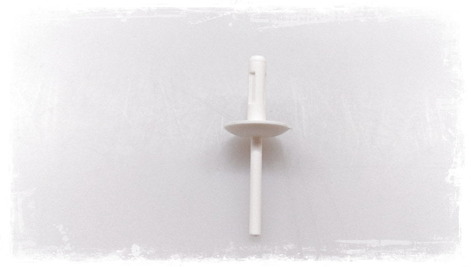 Clip plástico blanco OEM 07147391323 para BMW X1 F48 (modelos: 18i, 20i, xDrive20d, xDrive25i, sDrive16d). Pieza de fijación para molduras laterales y pasos de rueda. Original BMW.