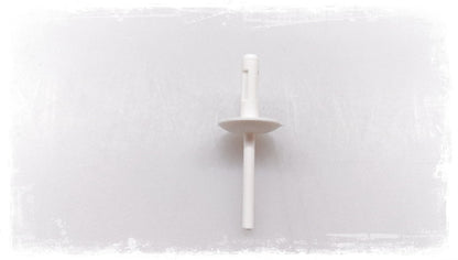 Clip plástico blanco OEM 07147391323 para BMW X1 F48 (modelos: 18i, 20i, xDrive20d, xDrive25i, sDrive16d). Pieza de fijación para molduras laterales y pasos de rueda. Original BMW.