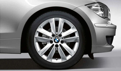 Llanta de aleación original BMW diseño V-Radio 141 plata 17" OEM 36116775621 para BMW E81, E82, E87, E88. Compatible con varios motores y versiones. Original BMW.