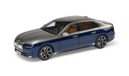 Miniatura coche BMW i7 escala 1:18 color gris óxido con detalles reales, piezas móviles, neumáticos de goma y pantalla trasera. OEM 80435B54CC7. Original BMW. Solo para exposición (+14 años). Para fans de BMW i7.