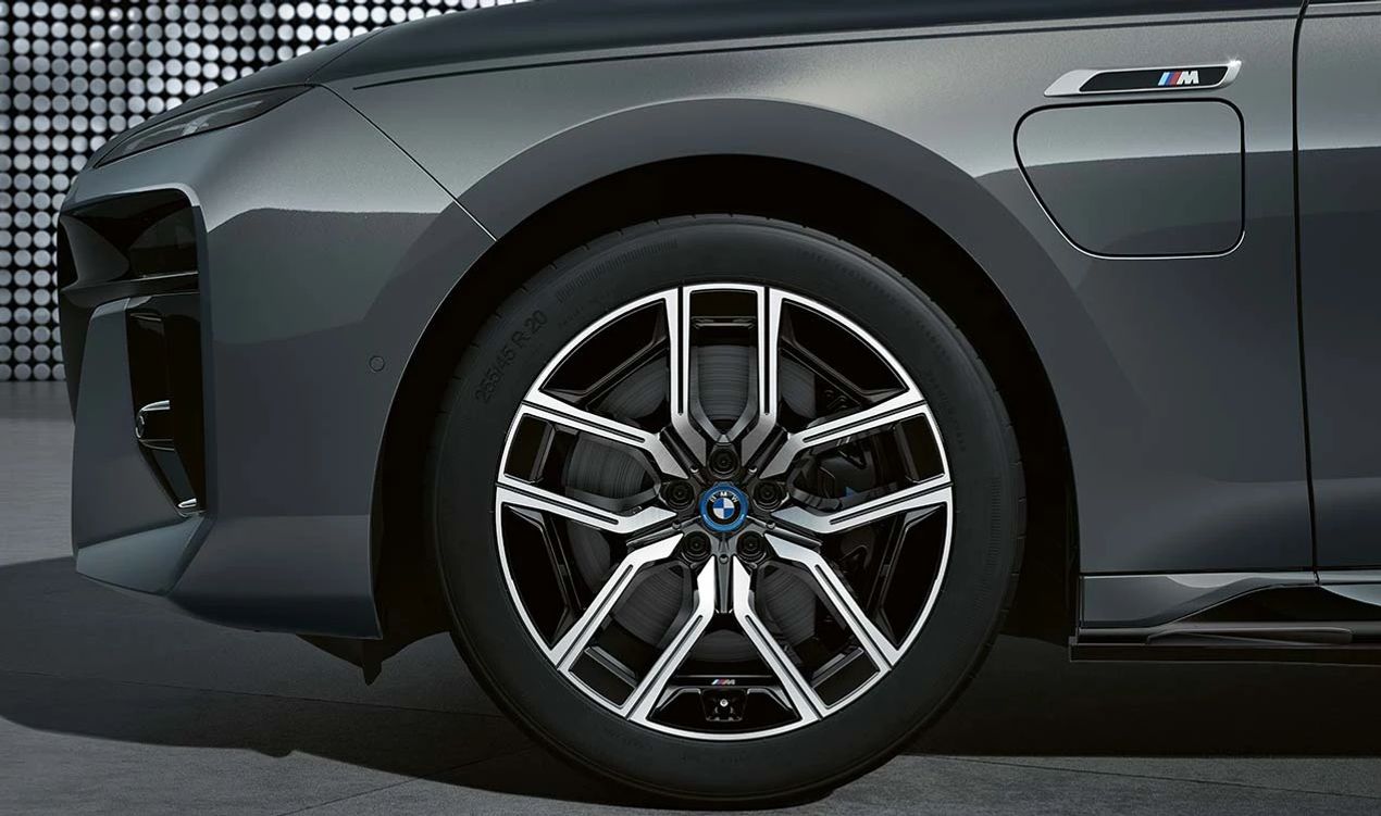 Llanta de aleación original BMW M Aerodinámico 907 de 20" OEM 36115A19DE8 para BMW Serie 7 G70: 735i, 740d, 740i, 750e xDrive. Compatible con versiones trasera y xDrive. Original BMW.