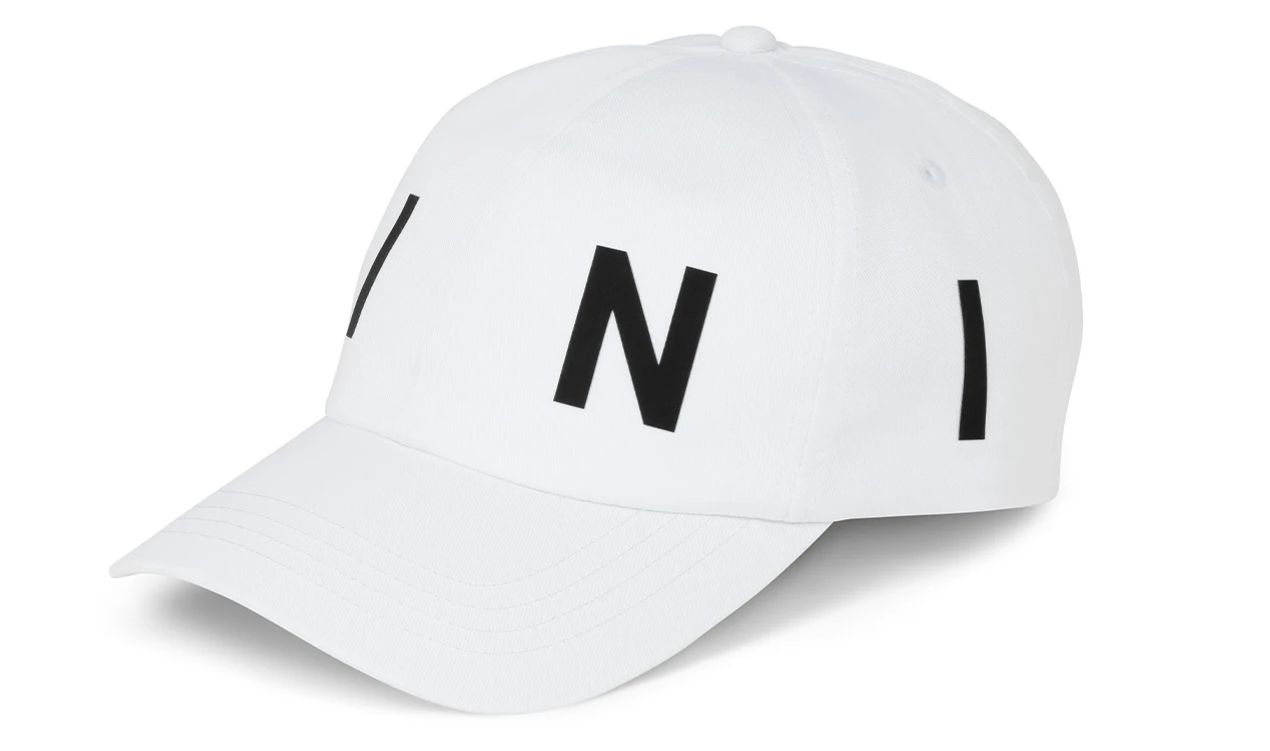 Gorra blanca con logo MINI 80165B54F28, unisex y ajustable. Estilo béisbol de 6 paneles con visera curva. Original MINI. Ideal para cualquier modelo MINI y fans de la marca. Tamaño único.