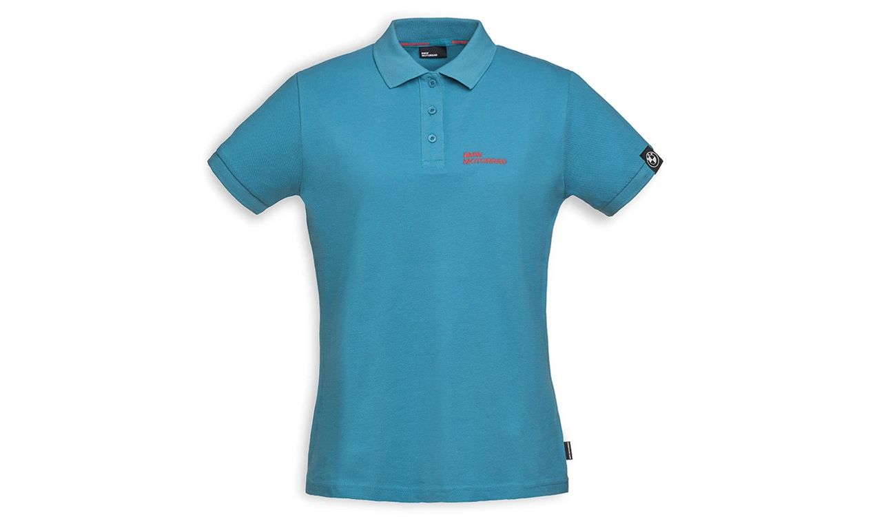 Polo bleu femme d'origine OEM 76615A81470 pour BMW Motorrad. 100 % coton, avec logo BMW Motorrad sur la poitrine. Idéal pour les itinéraires et l'usage quotidien. Collection officielle Gear & Garment 2024. BMW Motorrad d'origine.