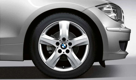 Llanta de aleación estrella 17" OEM 36116775622 para BMW E81, E82, E87, E88. Compatible con modelos 116d, 116i. Diseño Star Spoke 142 en color plata. Original BMW.