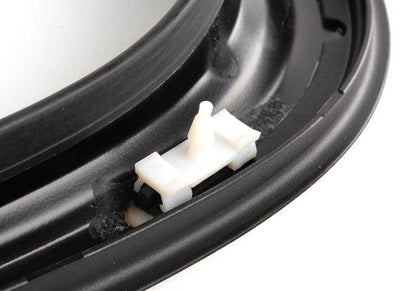 Tapa embellecedora izquierda OEM 51138208405 para BMW E38 725tds, 728i (todas las versiones). Color negro. Original BMW.