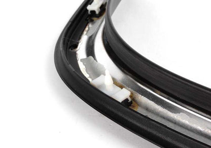 Tapa embellecedora izquierda OEM 51138208405 para BMW E38 725tds, 728i (todas las versiones). Color negro. Original BMW.
