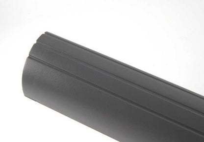 Embellecedor de estribera trasera derecha gris OEM 51478204012 para BMW E39 520d, 520i (todos los modelos compatibles indicados). Pieza original BMW.
