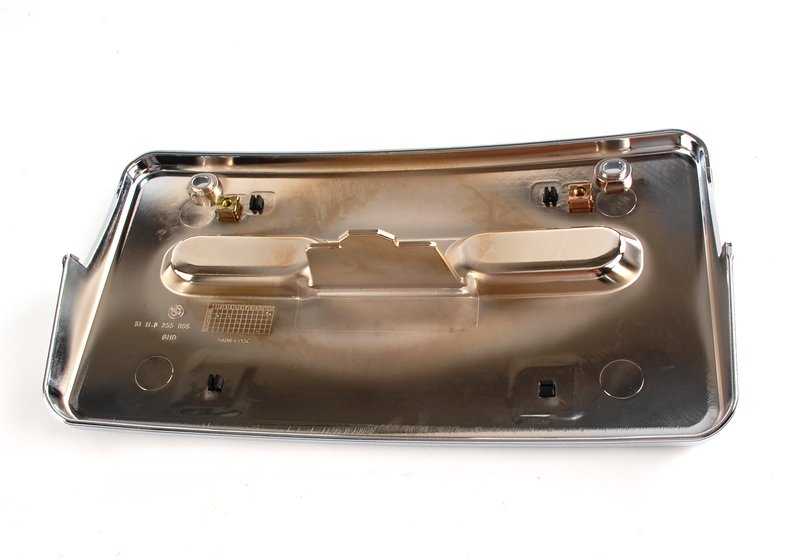 Soporte de matrícula cromado OEM 51118255006 para BMW E46 3er (316Ci, 318Ci) compatible con modelos producidos entre 1999 y 2006. Pieza original BMW.